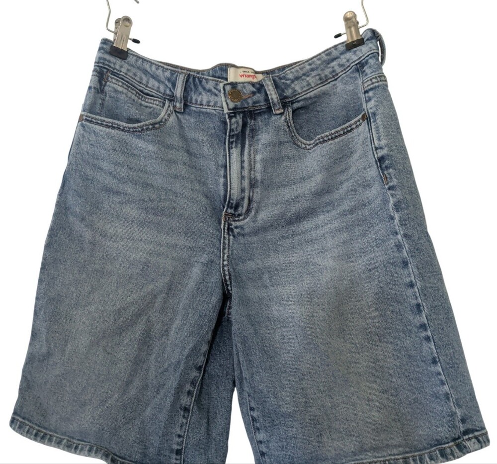 Wrangler High Rise Denim Shorts - Light Wash Size 6/28